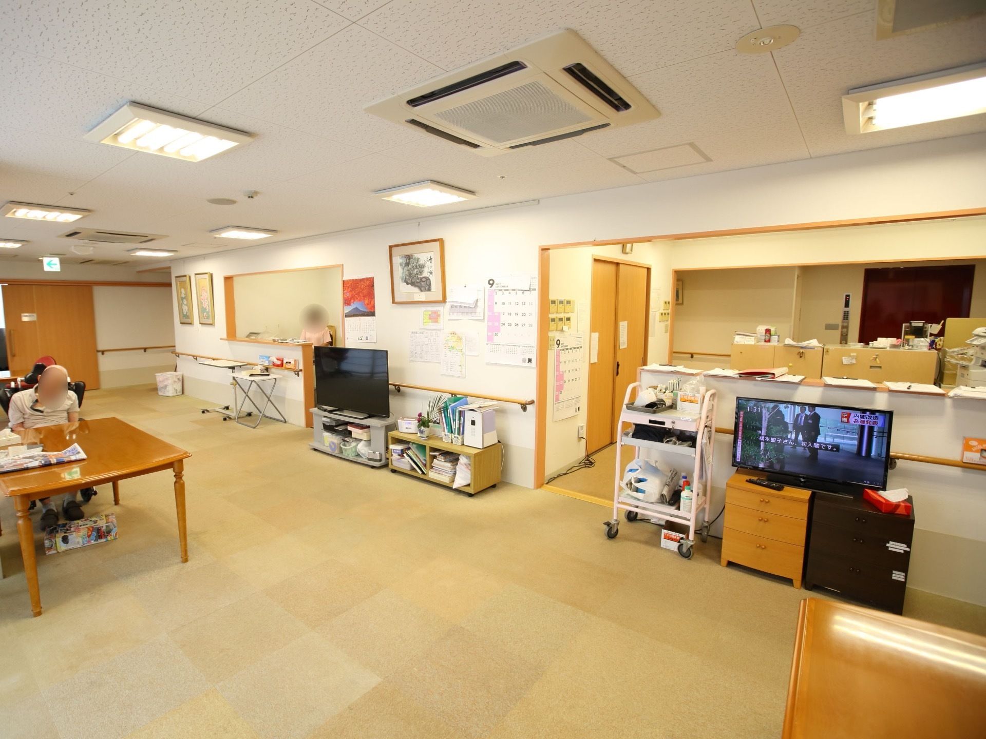 広々とした食堂には、テレビが複数設置されている。入居者様がどこにいても、見やすいように配慮されている。