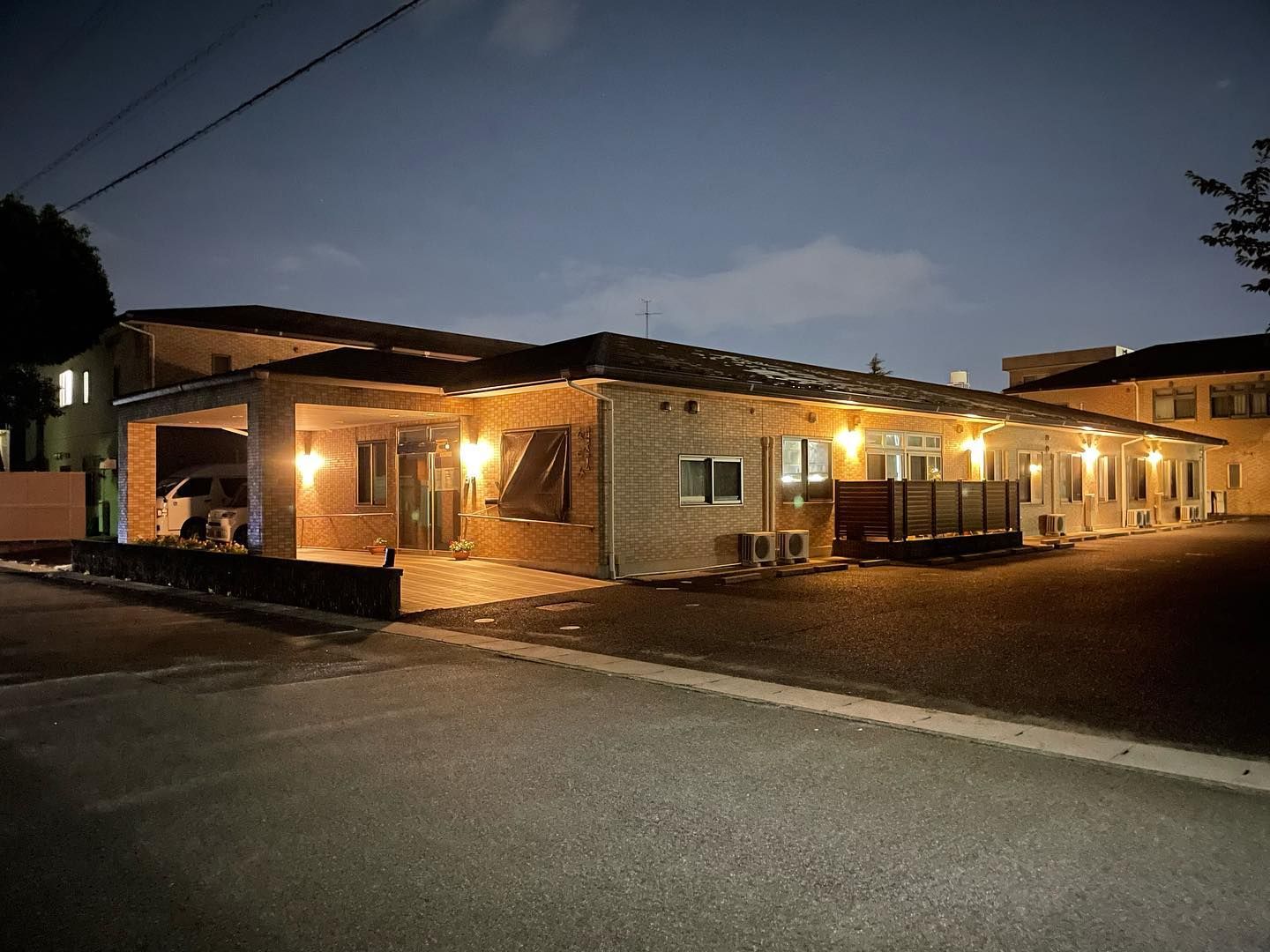夜の落ち着いた外観