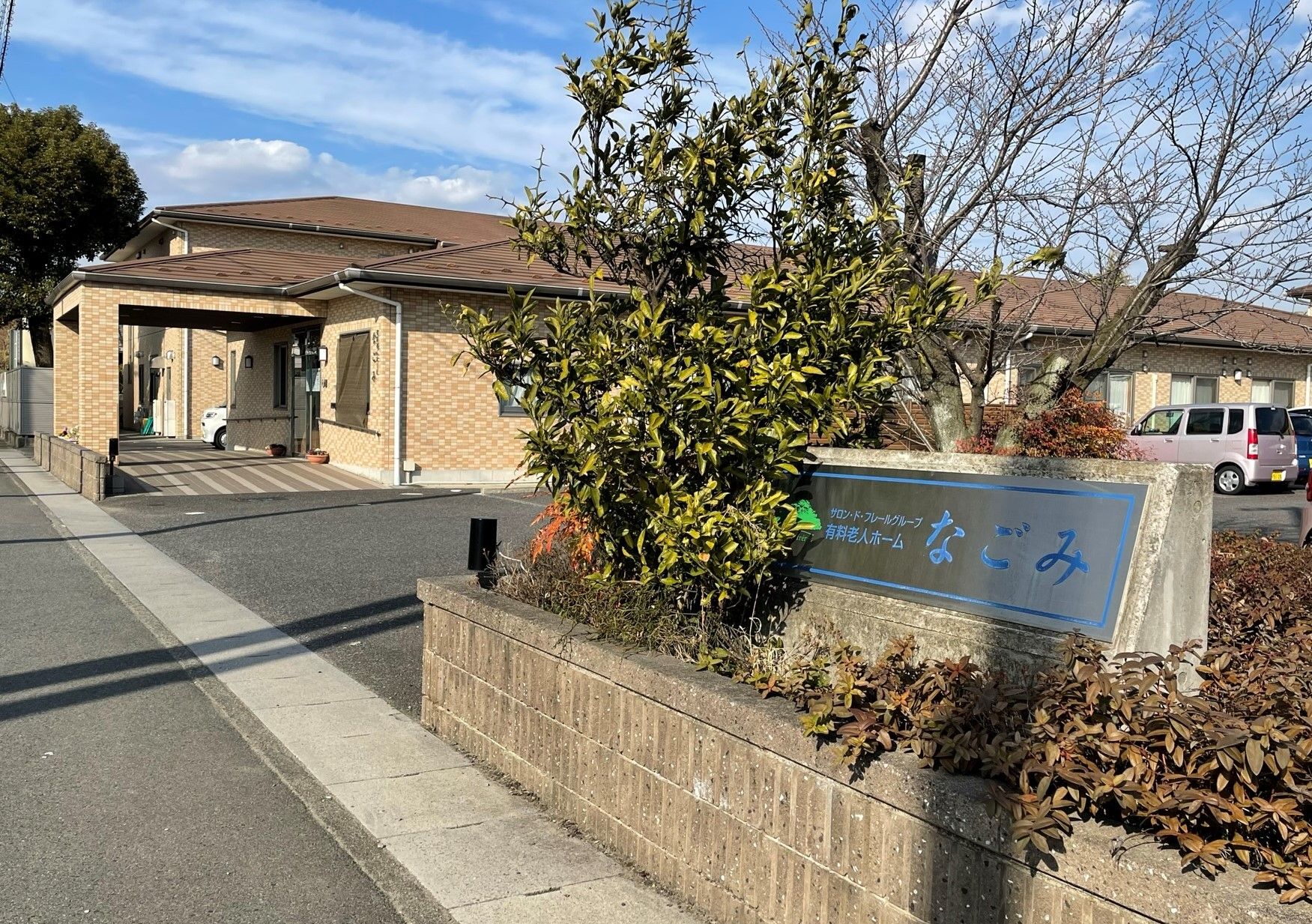 明るいエントランスの施設
