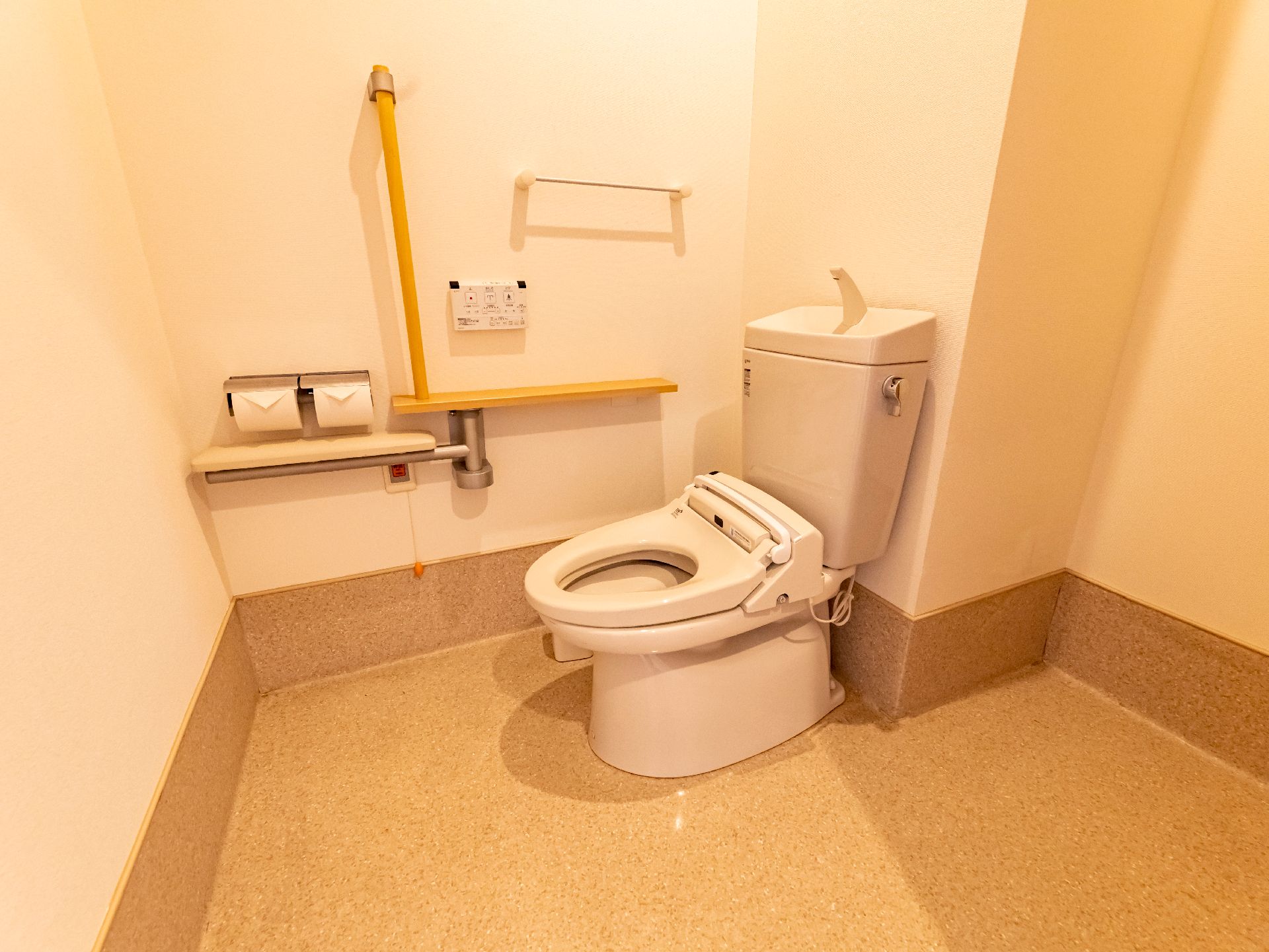 手すりが設置されているトイレ