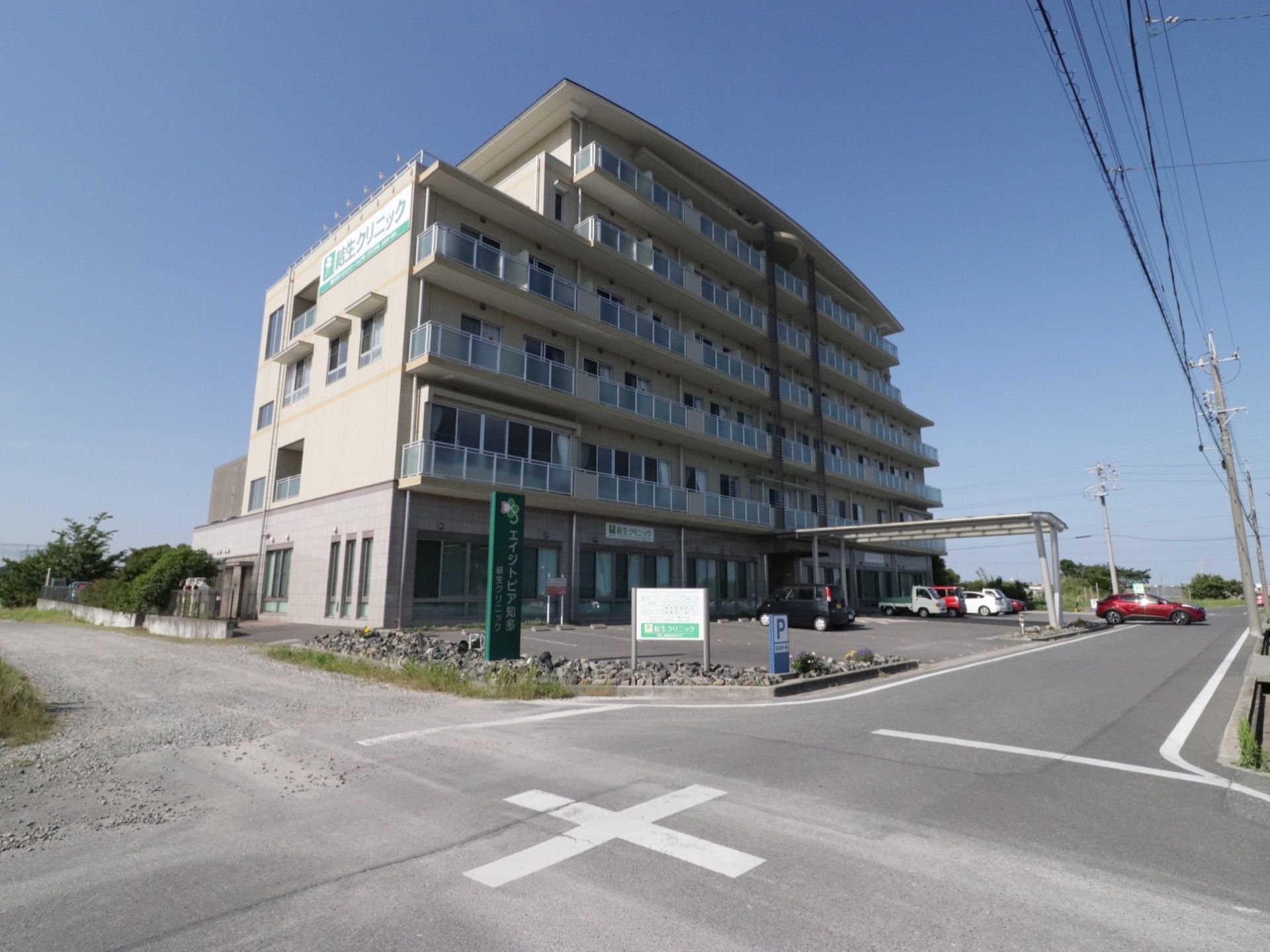白を基調とした６階建ての大きなグループホームである。２階以上にはベランダが設けられており、敷地内には駐車場を完備している。