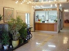 やわらかい照明がついているエントランス部分。施設内の入り口付近