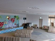 一人用のソファがたくさん並んでいるリラックススペースの様子。壁に絵が掲げられている