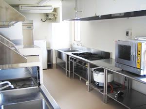 ステンレス製のキッチン用具が並んでいる厨房の様子。本格的なキッチンスペース