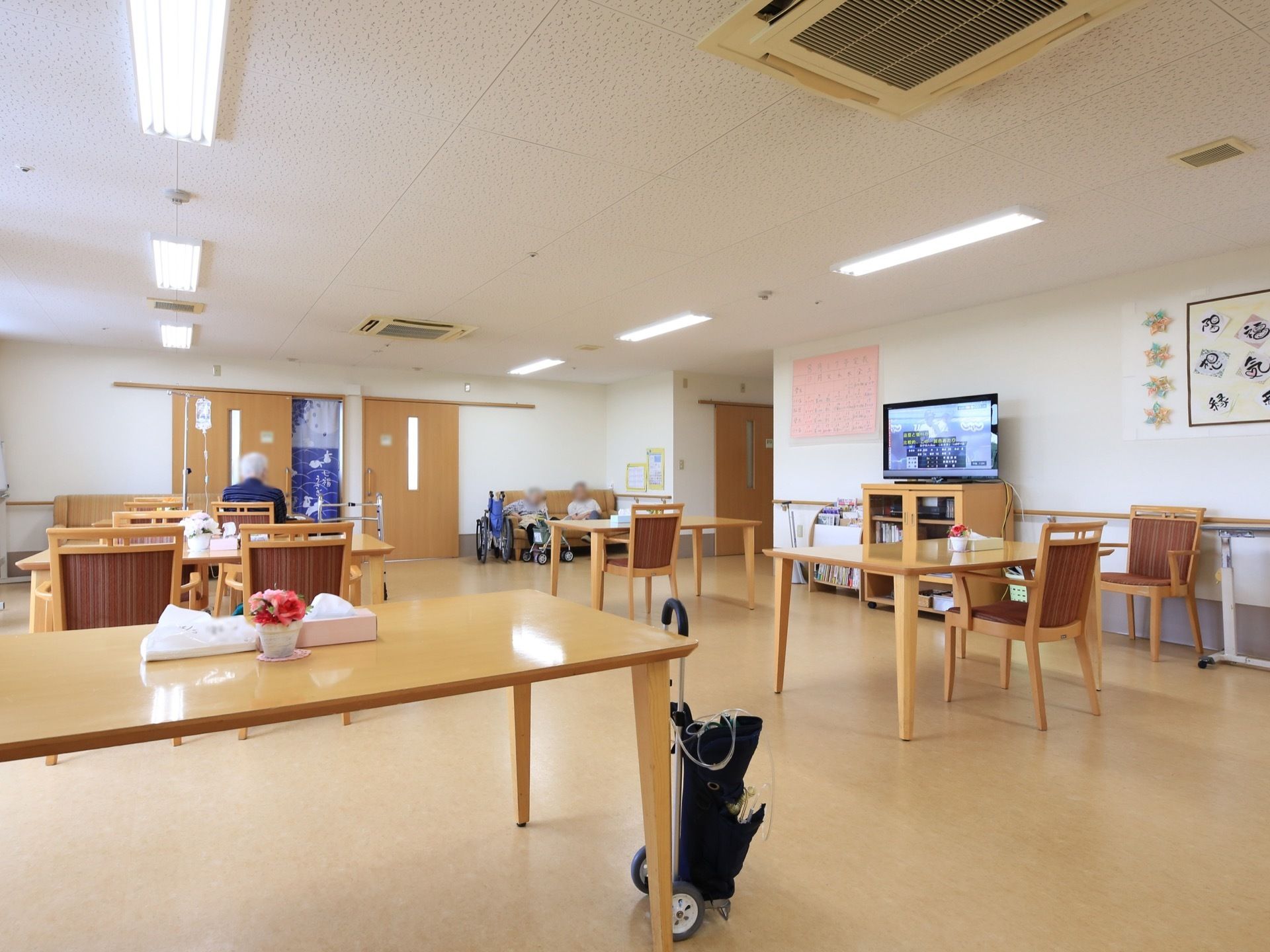 共同生活室は広々としているので、レクリエーションなどにも活用できる。通路は車椅子をご利用の方が移動しやすいように、広々と空けられている。