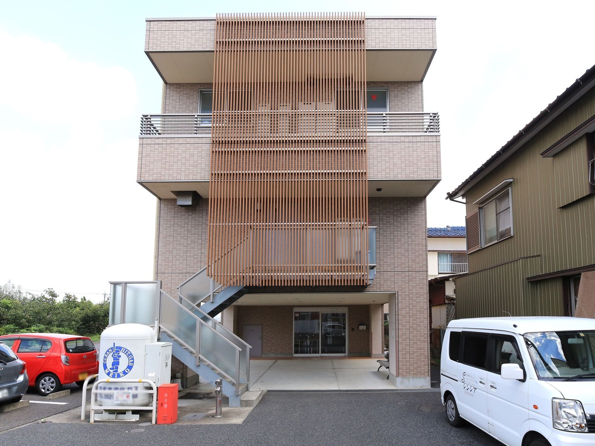 1階から2階へは、外階で行き来ができるように造られている。エントランスにはベンチが設置され、気軽に気分転換ができる。