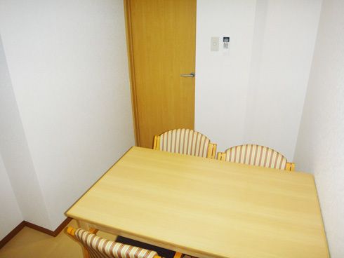 小さなテーブルと椅子が並んでいる会議室のようなスペース