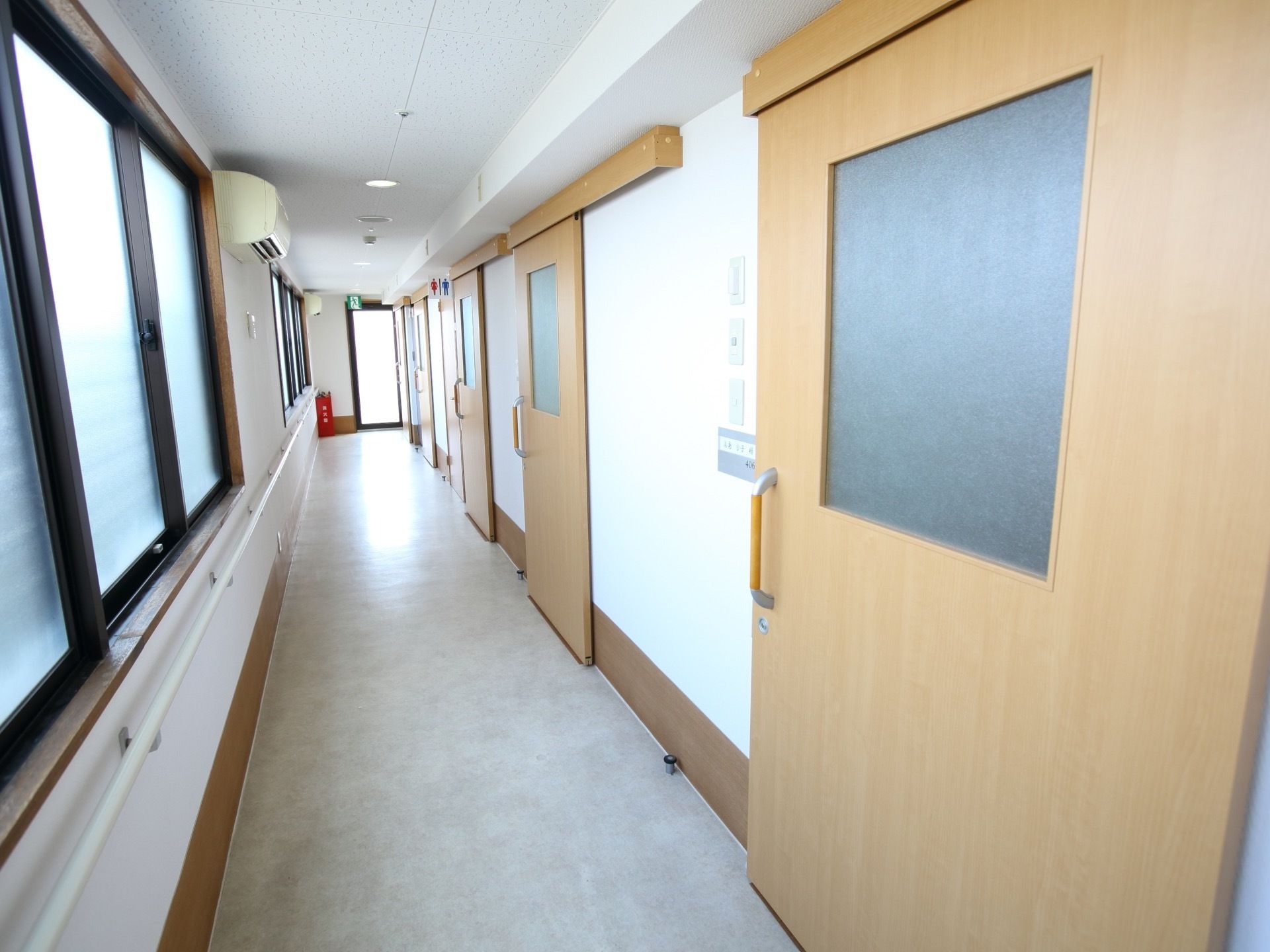 廊下の一方には窓が設置され、室内に日の光が取り込めるようになっている。壁には安全のため、手すりを設置している。