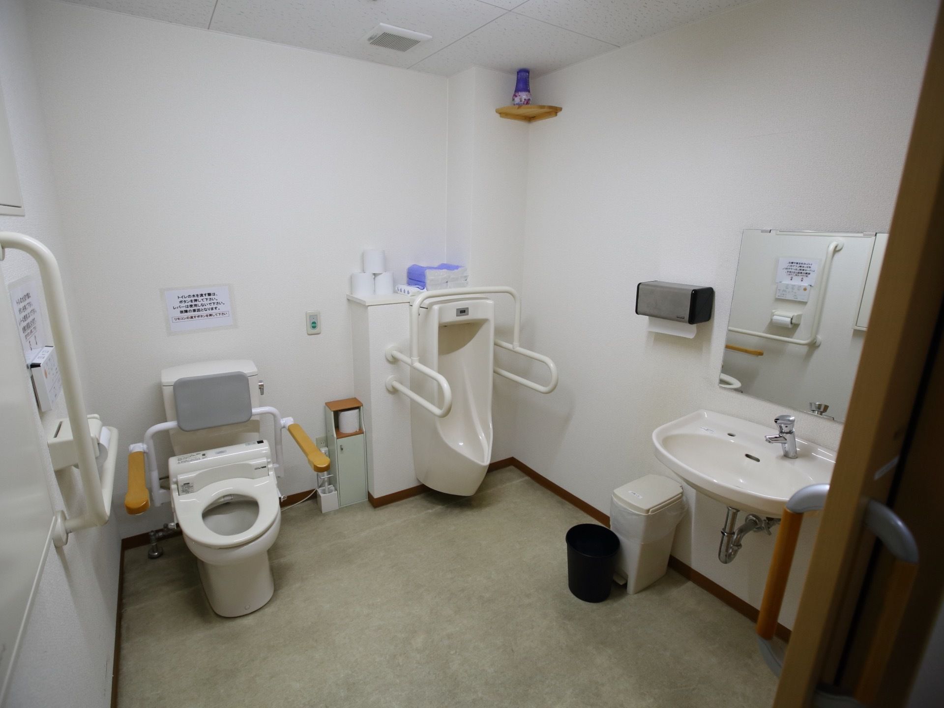 共有のトイレは多目的利用できるように、広々とした造り。温水洗浄便座のほか、男性用トイレ、洗面台を併設している。