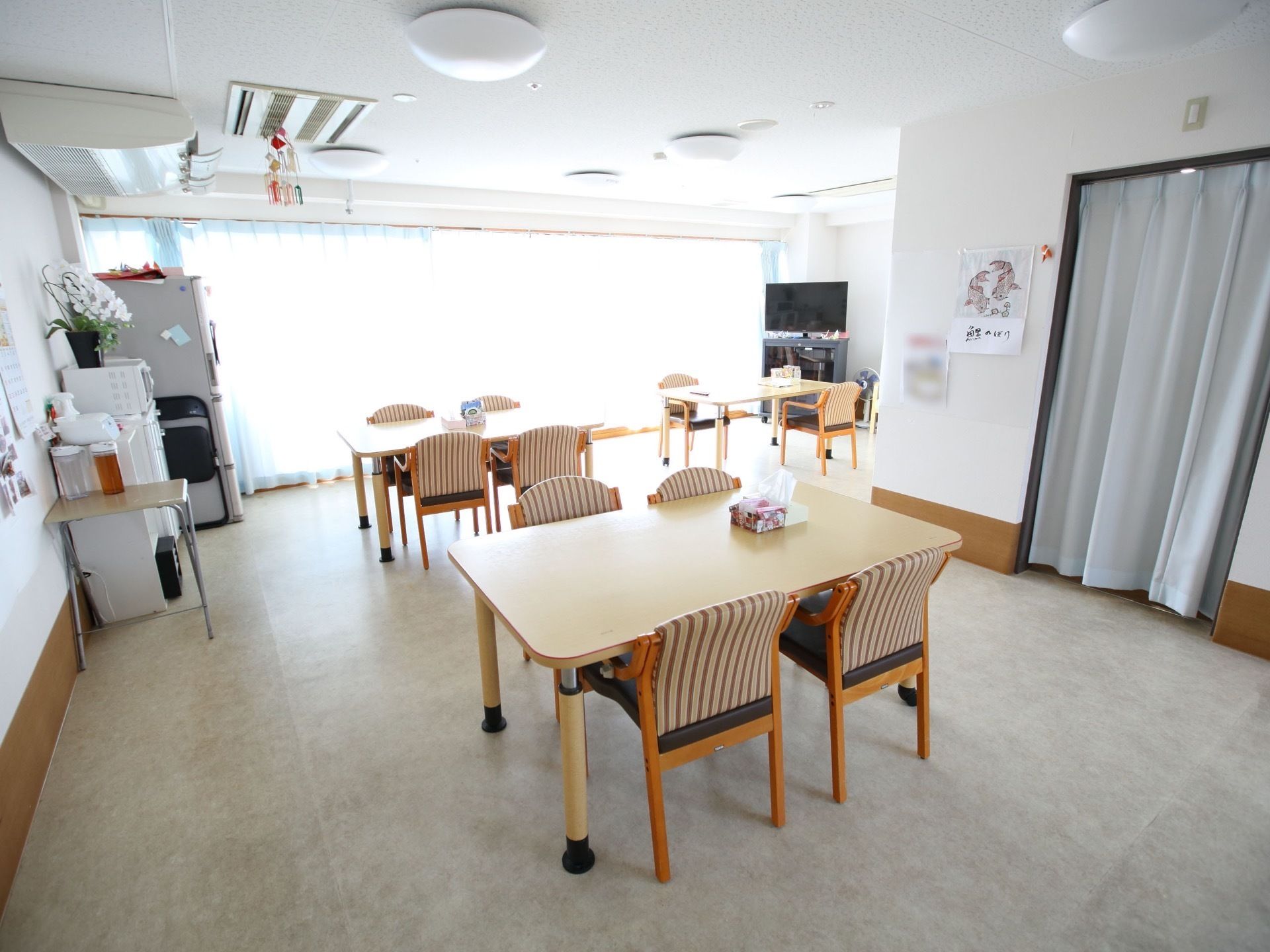 食堂は日当たりが良く、広々とした開放的な空間になっている。テーブルは間隔を開けて配置し、通路を広く確保。