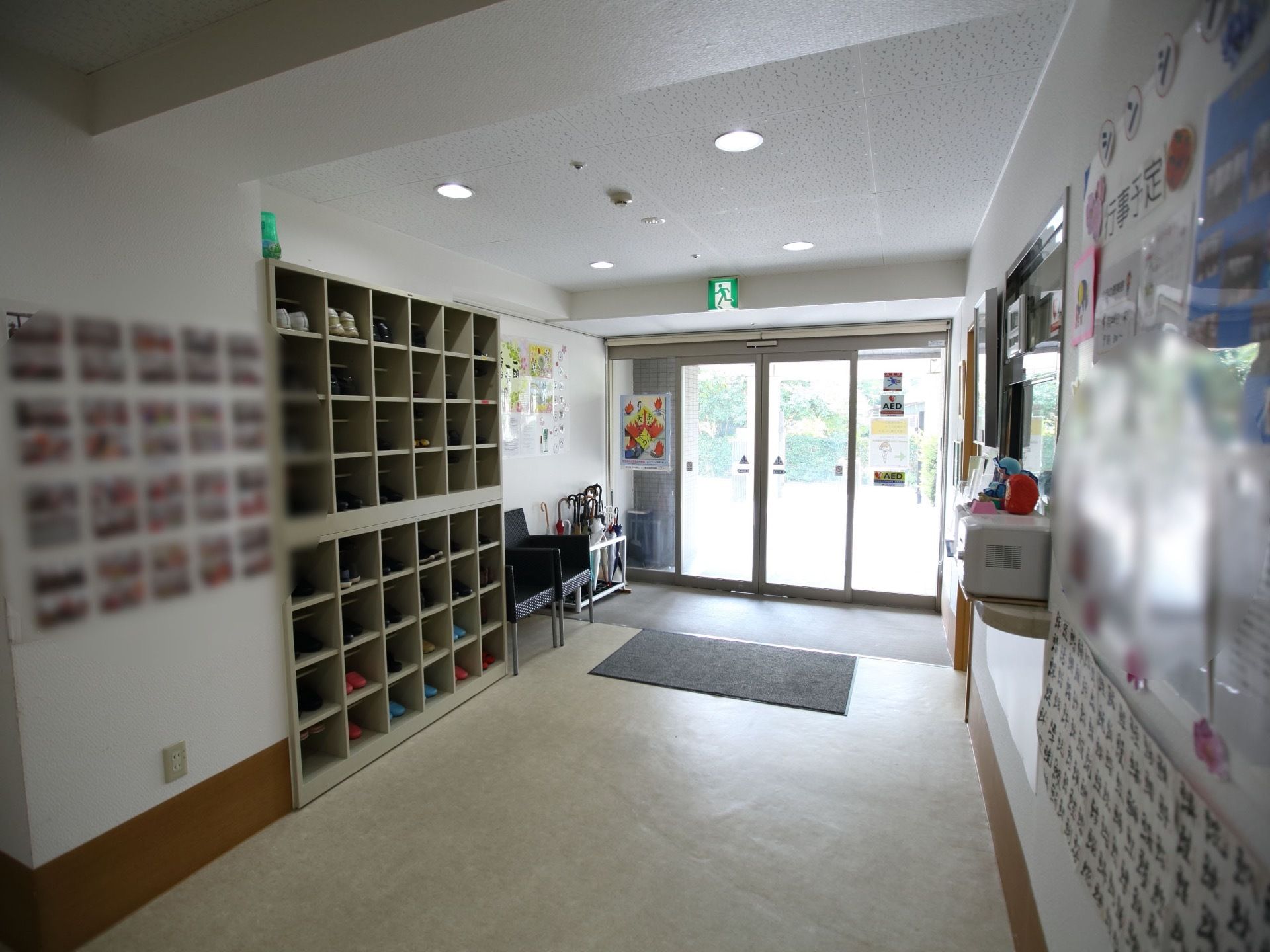 エントランスは自動ドアが採用されていて、両開きで間口が広い。バリアフリーで段差が少なく、スムーズに出入りができる。