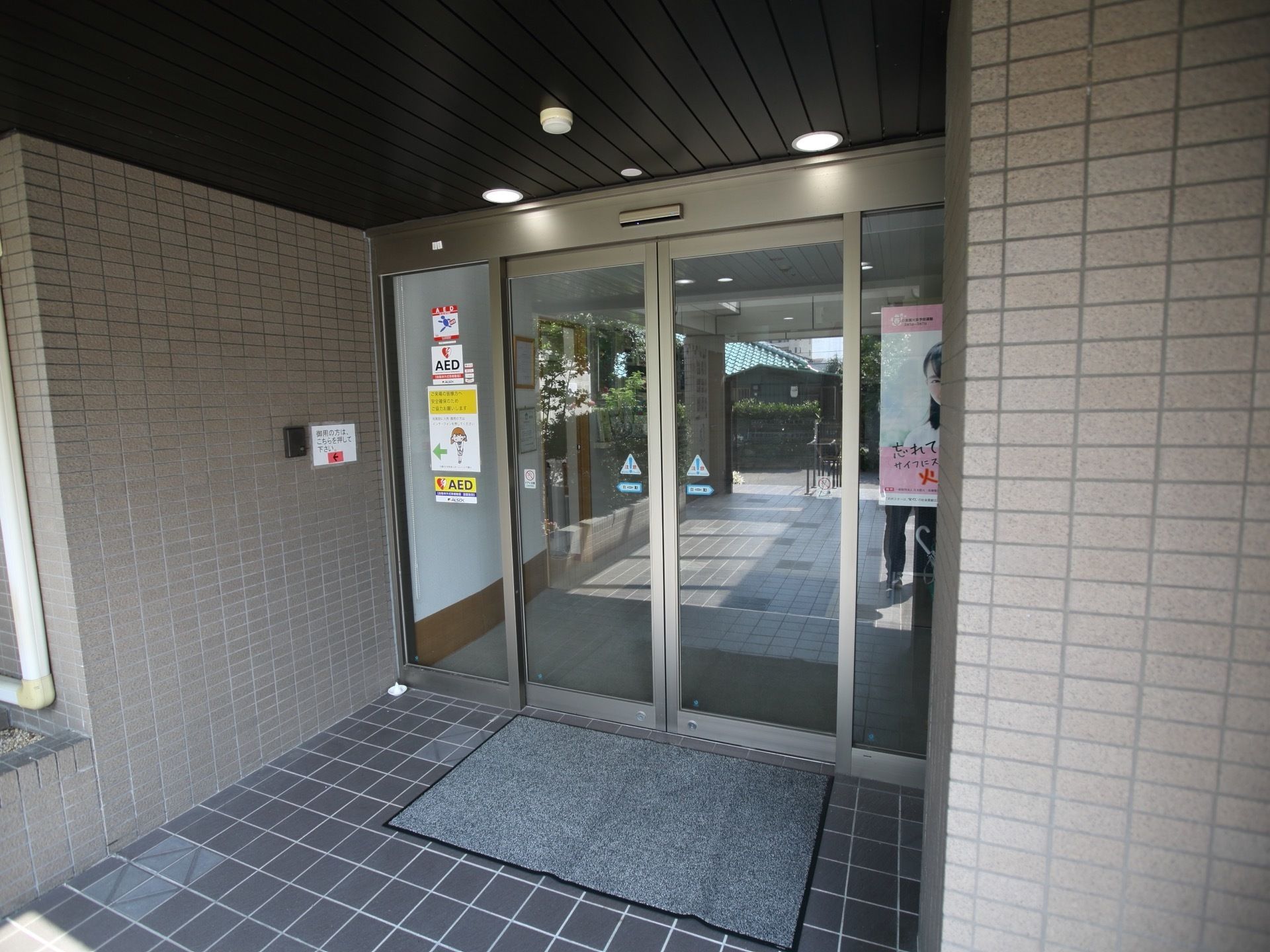 エントランスドアは自動開閉式で、スムーズに出入り可能。両開きで間口が広く、車椅子を使う方も楽に移動できる。