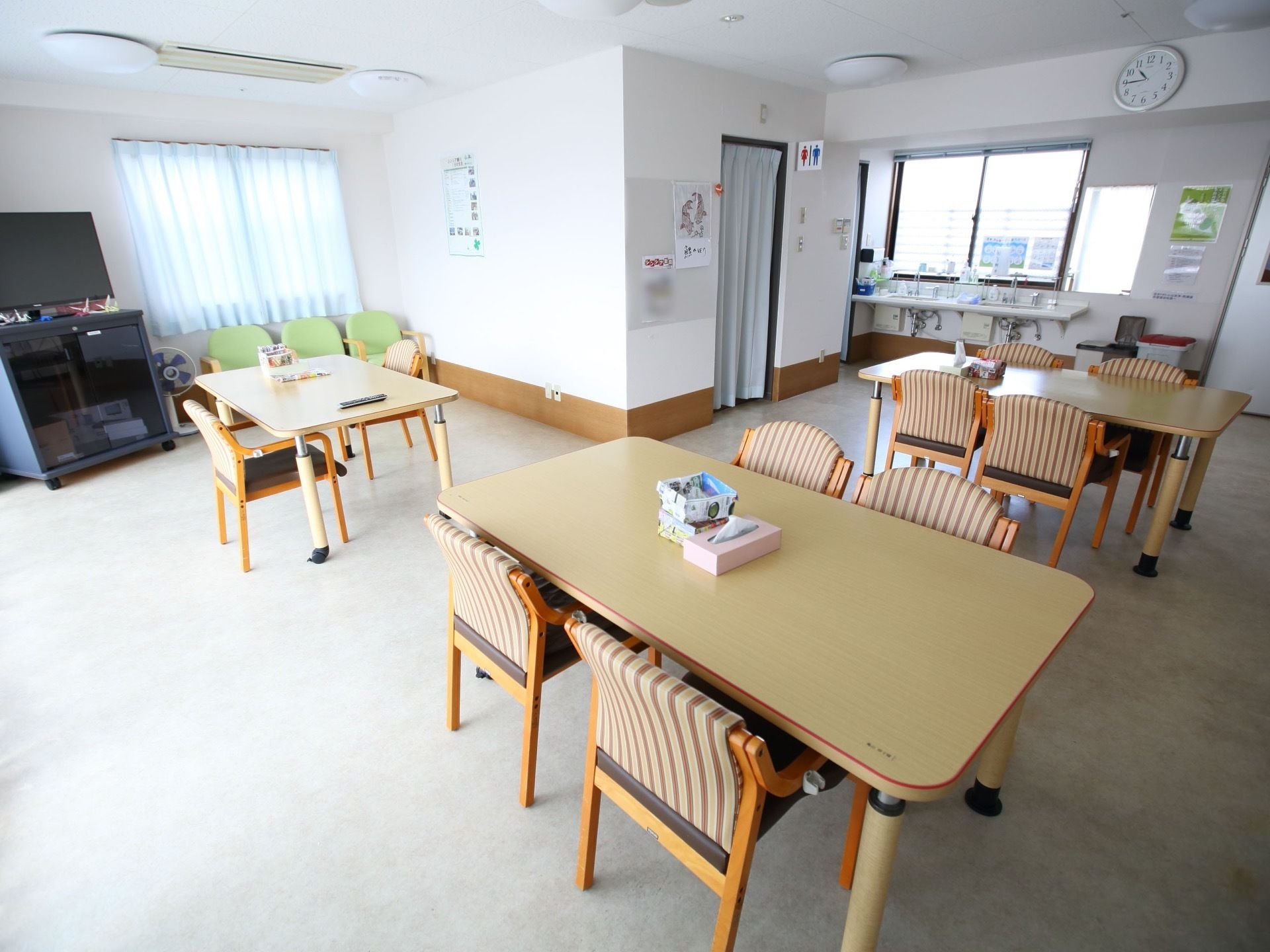 窓が多数設置されている、明るい空間の食堂である。長時間でも過ごせるように、部屋の中にトイレが設置してある。