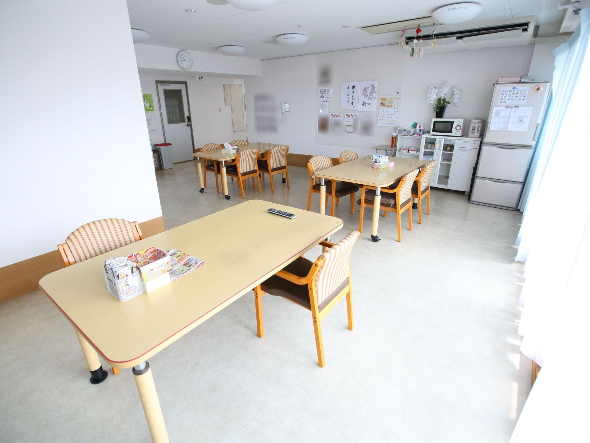 窓から入る日の光が反射し、食堂は明るく居心地の良い雰囲気。広々とした空間で、ゆったり食事をとったりレクリエーションをしたりできる。