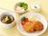 おかず類が並べられている様子。施設内の食事のメニュー例