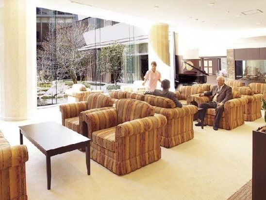 中庭がよく見えるよう一面がガラスとなっているラウンジ。ゆったりとしたソファがいくつも並んでいる。