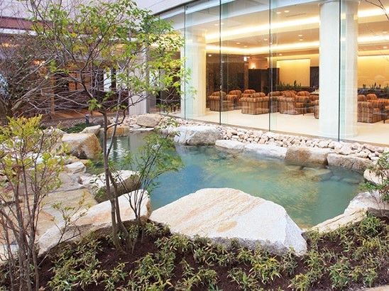 庭園には大きな池があり、ラウンジからも眺めることができるようになっている。