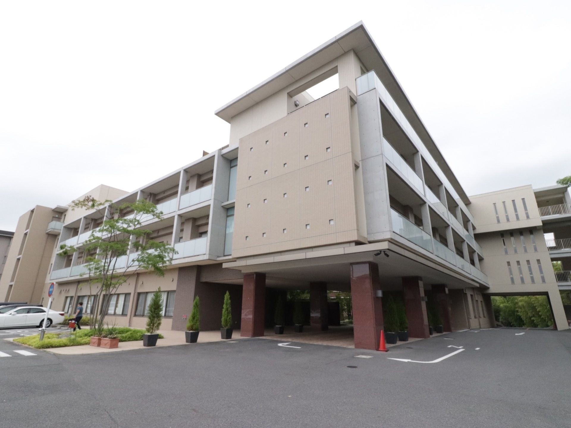 施設は白を基調とした外壁で、４階建ての建物となっている。エントランススペースは、広く設けられている。