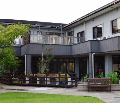 緑に囲まれた建物外観
