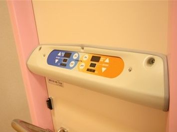 お食事の管理には温度が設定できるカートを利用している。トレーに乗せたお食事を、入居者様のお席まで運んでいる。