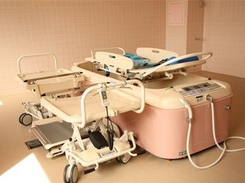 要介護の入居者様が快適に過ごせるよう、入浴に用いる機械を取り揃えている。入浴が楽しめるように工夫をしている施設である。