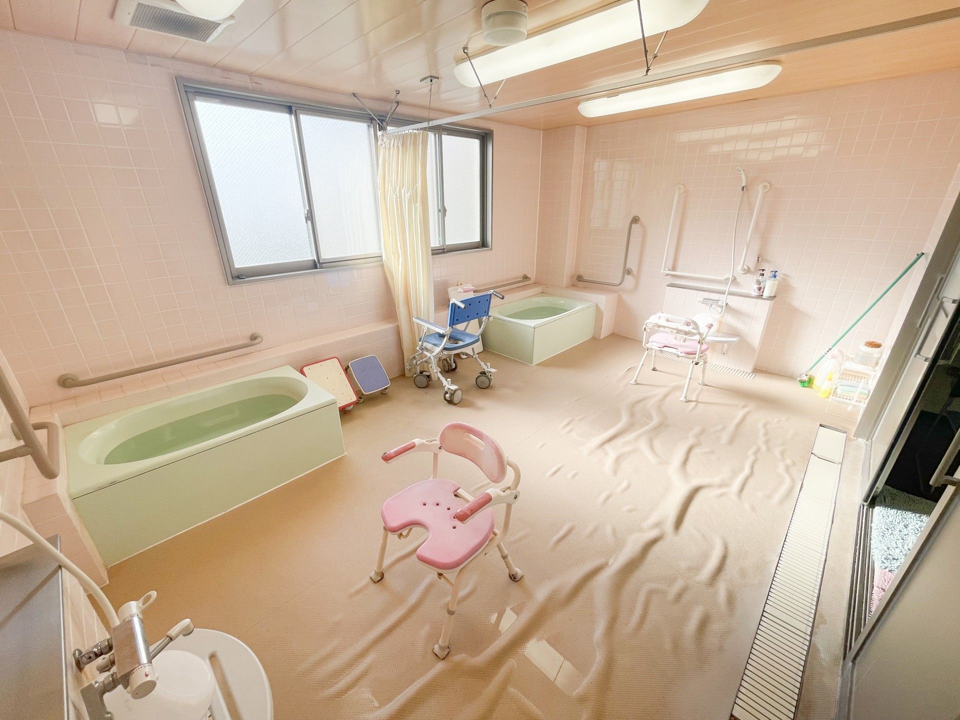 シャワーチェアがある浴室