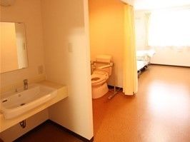 居室の正面には窓がある。窓の近くにベッドを起き、朝日を感じながら目覚めることができる。ドア近くには洗面台があり、鏡とライトも付いている。