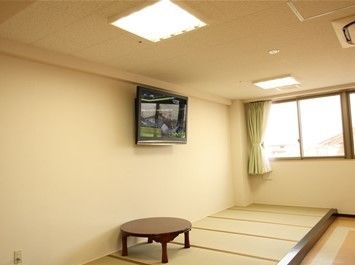 フローリングの洋室が多い施設内に、畳のスペースを用意している。椅子ではなく、床に座ってテレビ鑑賞などが楽しめる。