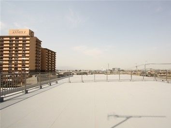 屋上からの風景が楽しめる。屋上には、フラットな広々とした空間があり、車椅子をご利用の方や歩行器具をお使いの方も利用できる。