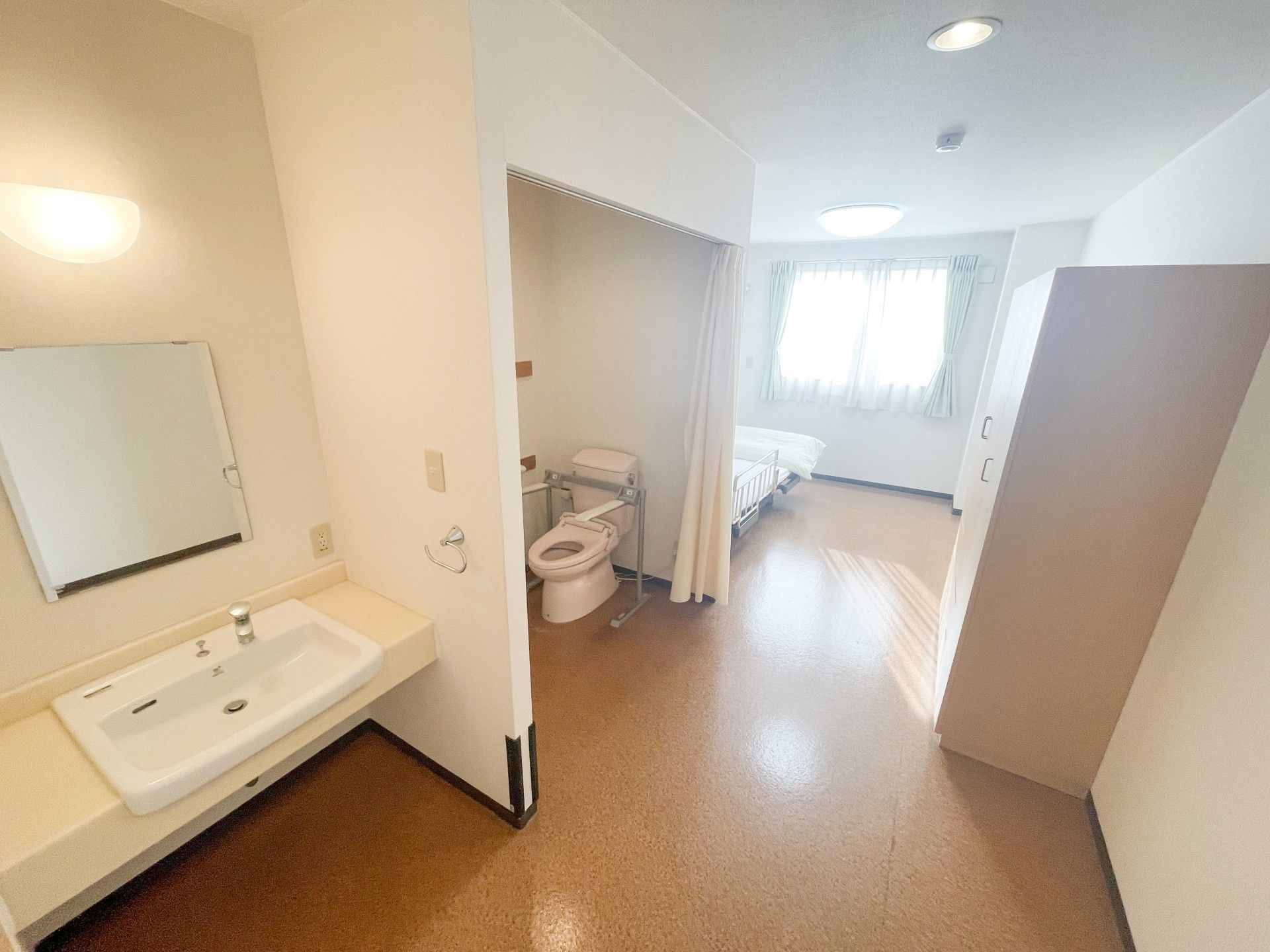 大きな鏡がある洗面台