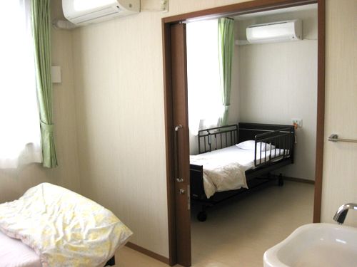 施設では、ご夫婦での入居が可能な居室が用意されている。エアコンや介護ベッド、洗面台が完備されている。