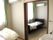 ２つの部屋がスライド式の扉でつながっている居室があり、ご夫婦で入居していただくことが可能。どちらの部屋にも窓がある。