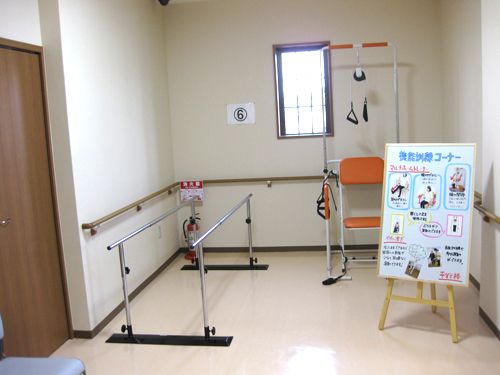 機能訓練コーナーには、リハビリ用の器具が置かれており、使い方の説明が写真付きで紹介されている看板が設置されている。