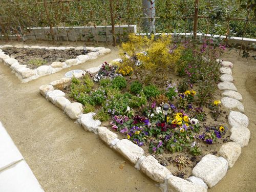 施設の敷地内には庭が設けられており、石で囲まれた花壇がある。季節ごとに花を植え、ガーデニングを楽しむことができる。