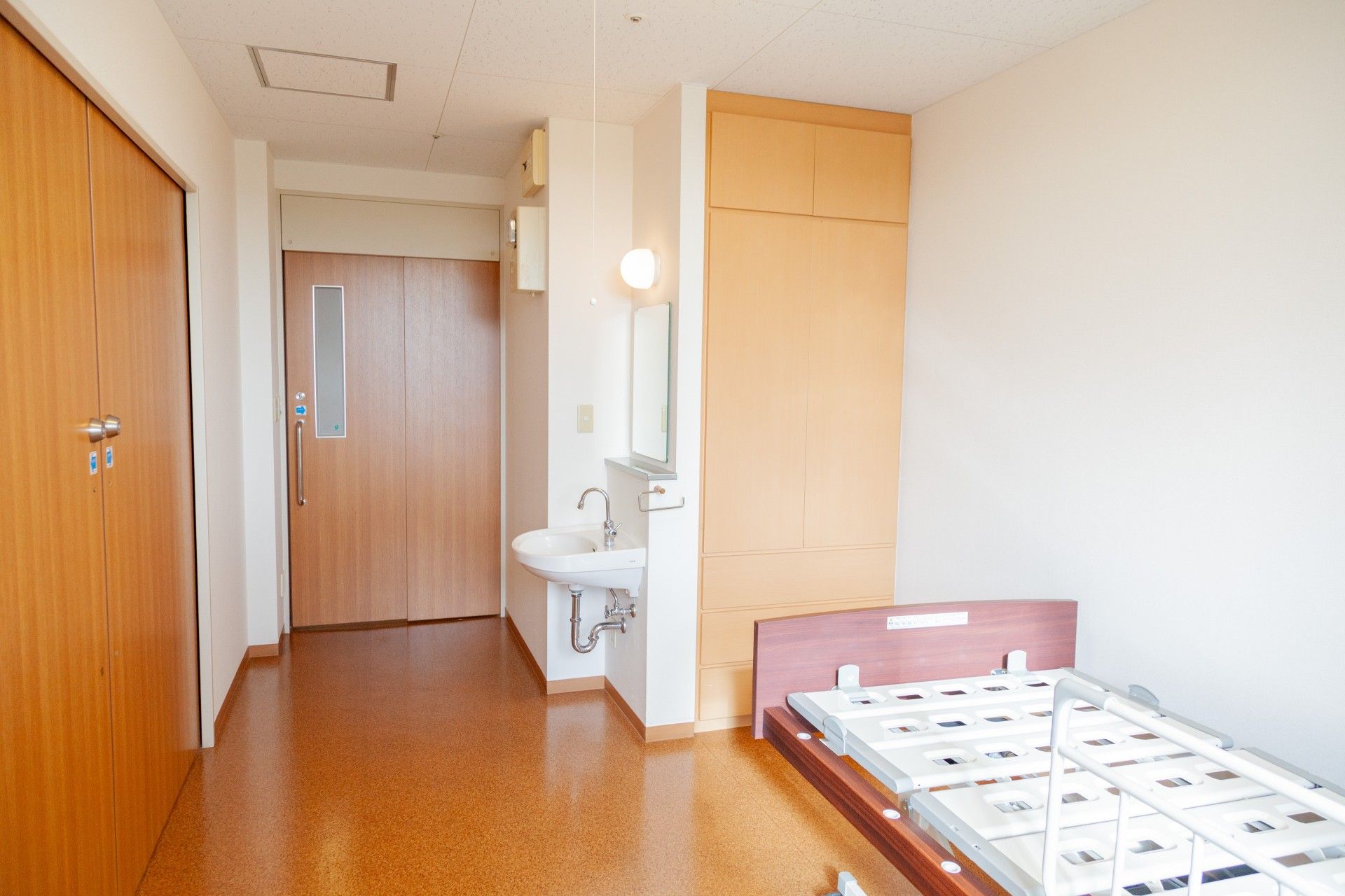 照明付きの洗面台がある居室