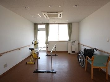 リハビリ器具の設置されたスペースでは、ご自分のペースに合わせてリハビリに取り組んでいただくことができる。