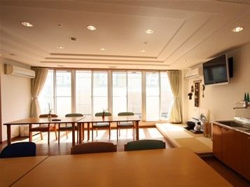 広々とした食堂内の一角には、畳のスペースもあり、入居者様同士で、楽しいひとときを過ごしていただける。