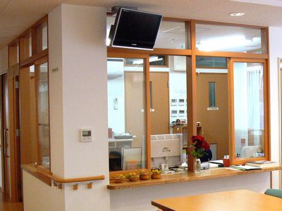 スタッフが常駐している室内は、お声掛けいただきやすいよう、明るい雰囲気のあるオープンなつくりになっている。
