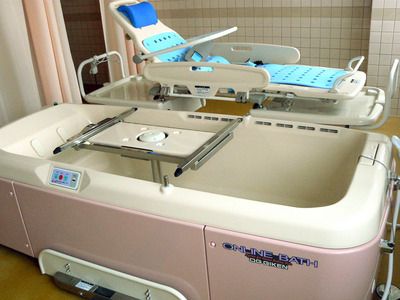 介護度の高い入居者様でも、サポートを受けながら、ご入浴を安心して楽しんでいただける機械浴の設備が整っている。