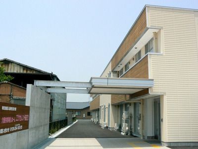広大な土地に建てられたモダンでおしゃれな建物の内部は、ユニバーサルデザインに配慮した快適な構造になっている。