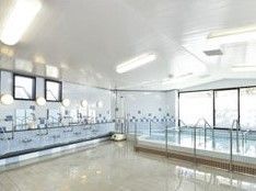 広い浴室には大きな浴槽が設置され、手すりもついている。屋外の風景も見える。
