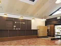 ブラウンを基調とした落ち着いた雰囲気のフロントは、天井が高く広々としている。