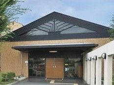 玄関部分には三角の屋根が付き、玄関までは点字ブロックが敷かれている。
