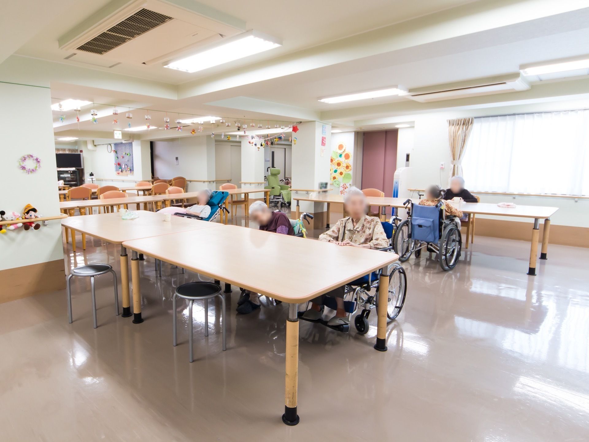 明るく開放的な食堂は、広々としたスペースがとられている部屋の中央にコの字状にテーブルが配置されている。