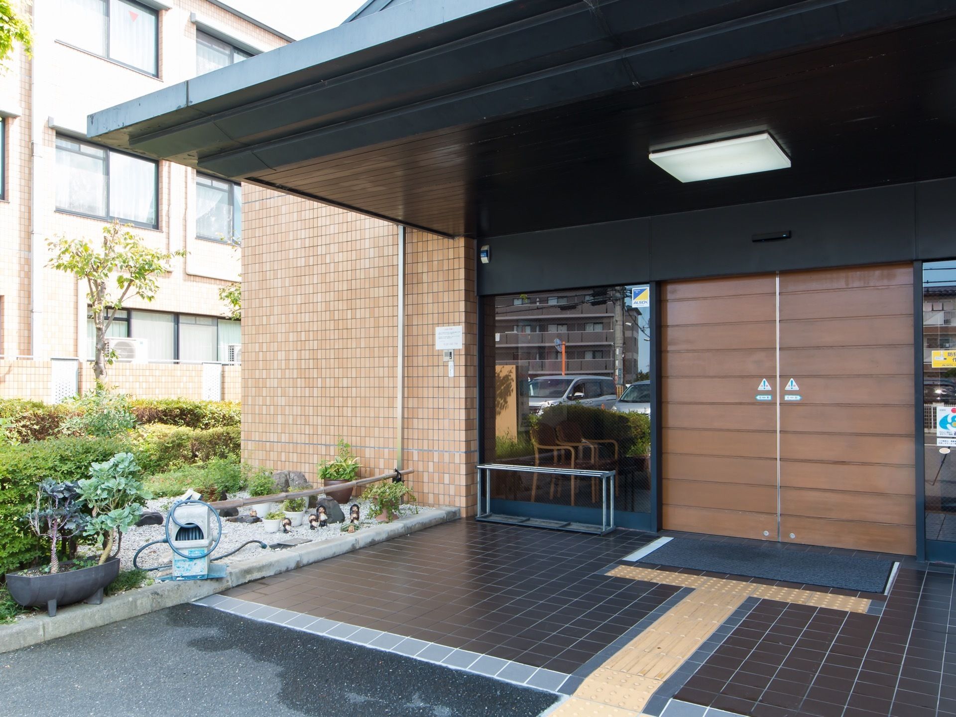 敷地内はバリアフリーに対応した造りになっている。道路とエントランスの境目は、緩い傾斜をつけて車椅子が通りやすくしている。