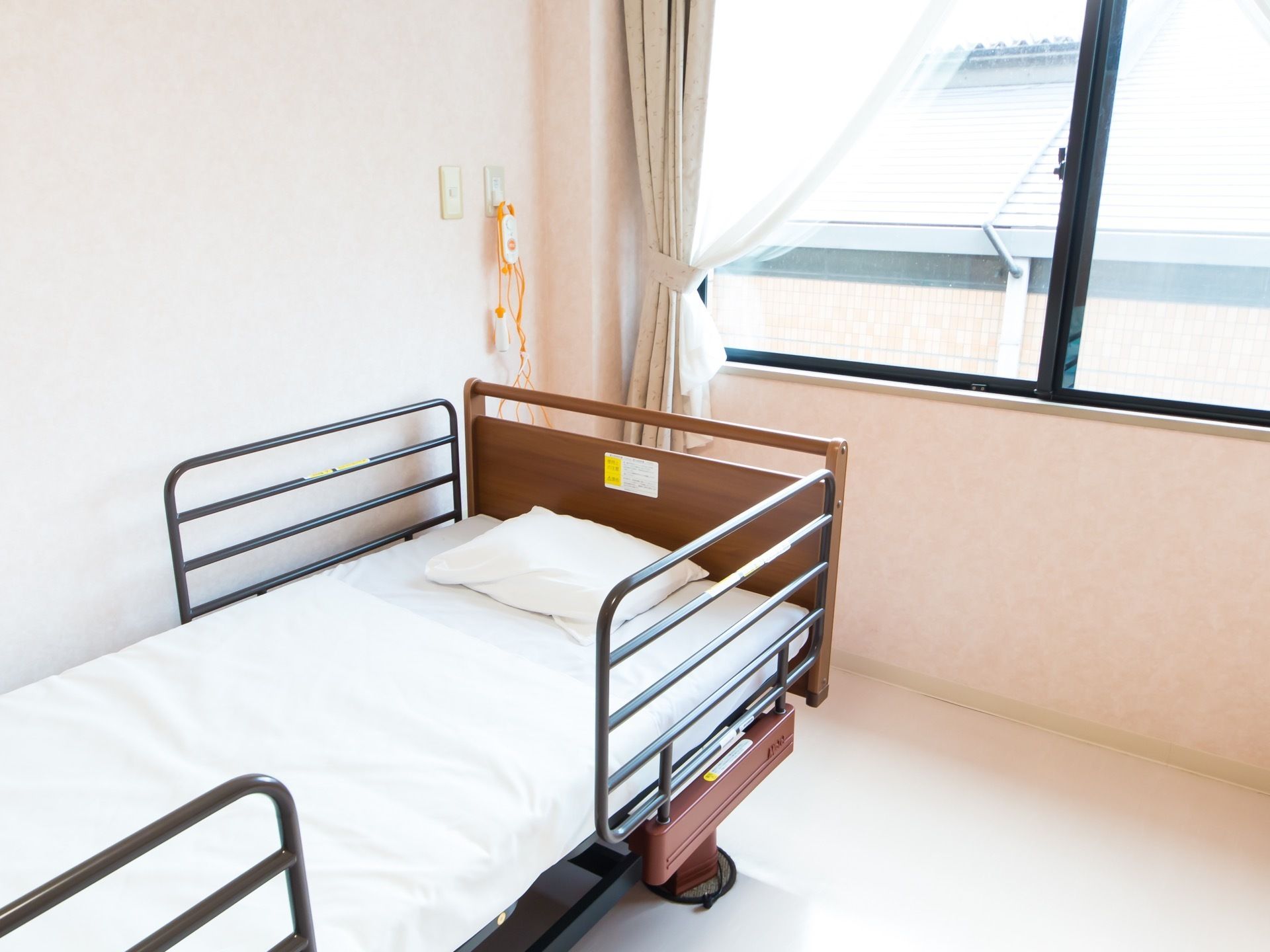 居室の奥には大きい窓があり、日当たりは良好。窓際にベッドを配置して、日の光を感じて快適に過ごせるようになっている。
