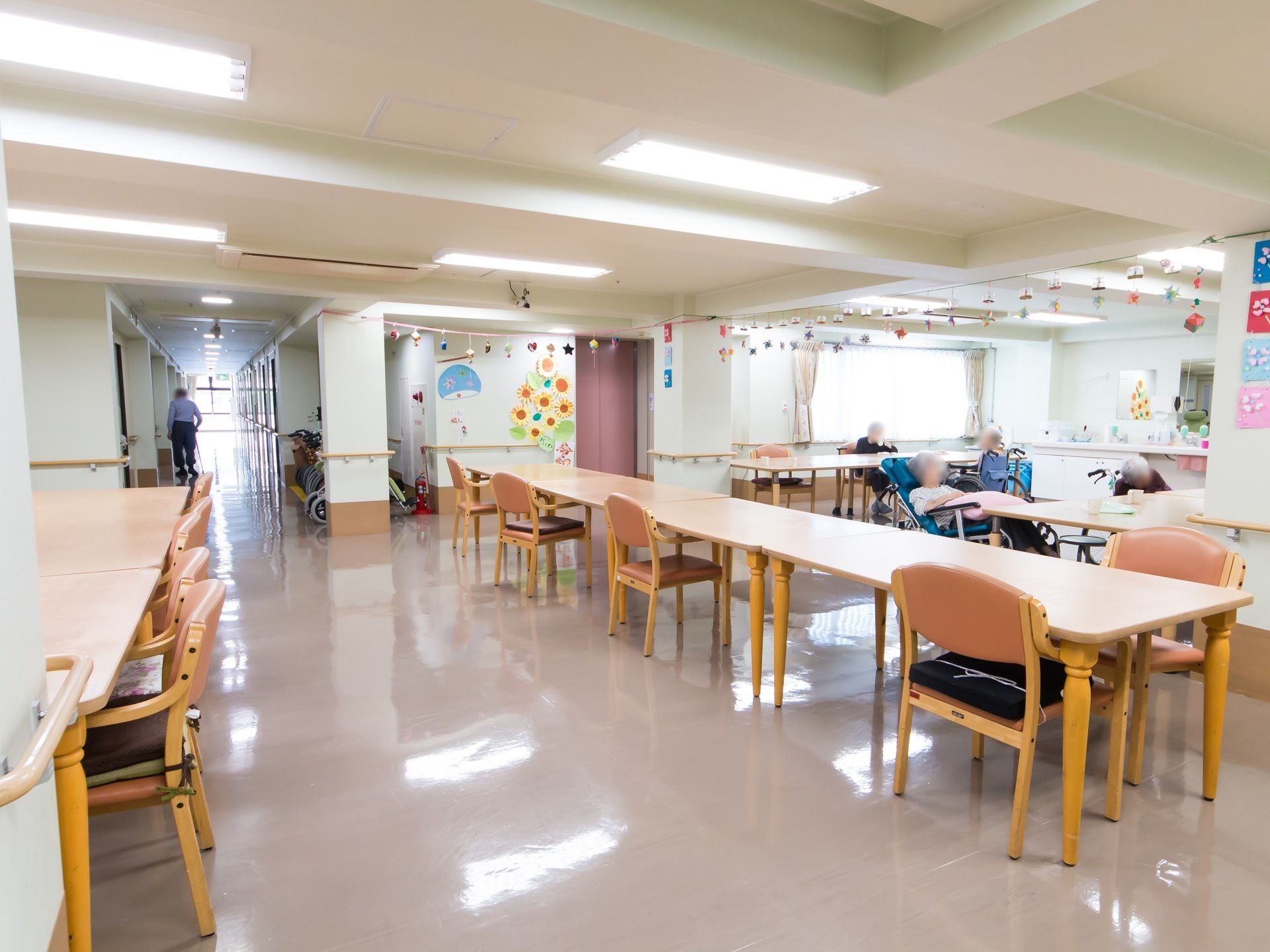 食堂はテーブルの間を広く空けて、通路をきちんと確保している。壁には手作りの室内装飾を施し、親しめる雰囲気になっている。