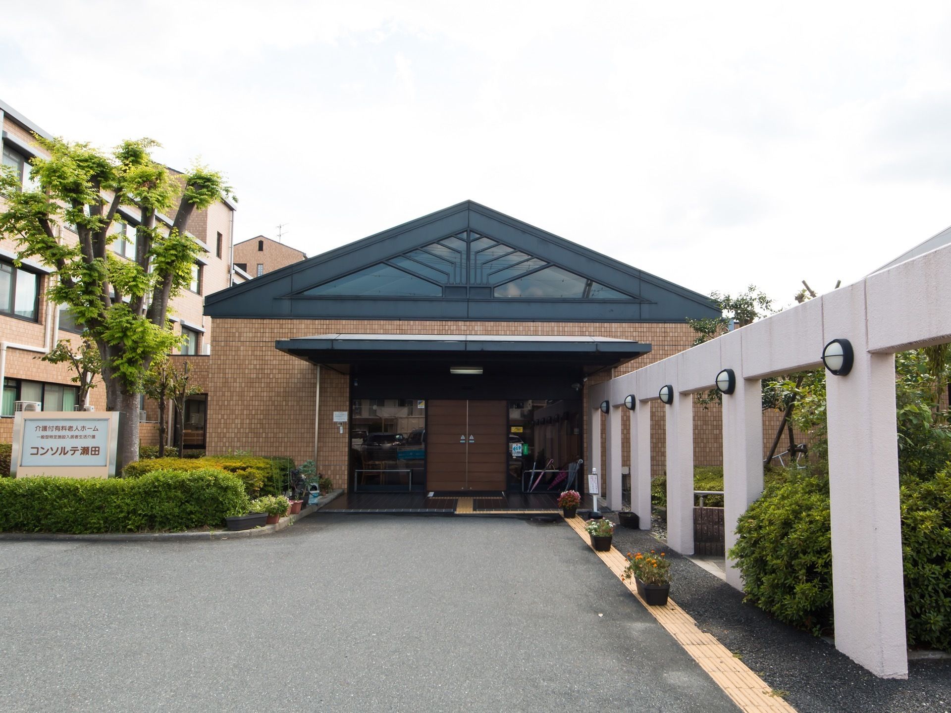 周囲に高い建物がなく日当たりは良好。エントランス付近にはさまざまな植物が植えられ、親しめる雰囲気になっている。