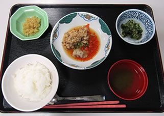 ご飯と吸い物が付いた和食のセット