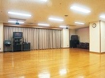 施設内のホールは多人数がレクリエーションを楽しめるスペースである。音響設備も整っており、入居者様同士で体操を楽しめる。